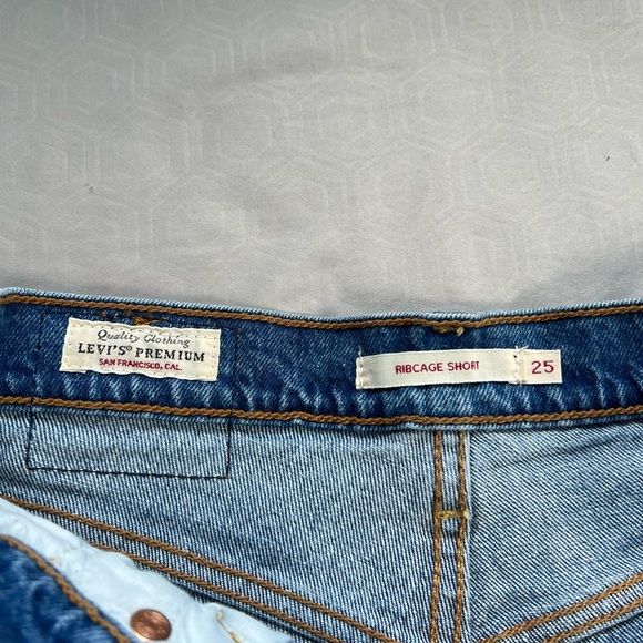 Levi’s Ribcage Light Wash Shorts - Picture 3 of 4